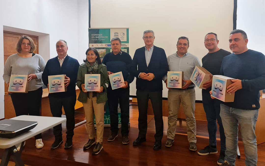 Entrega de las gafas a las oficinas de turismo / DGA
