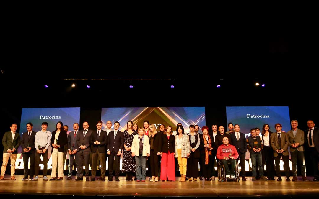 Foto de familia de la entrega de premios en Calanda./ DGA