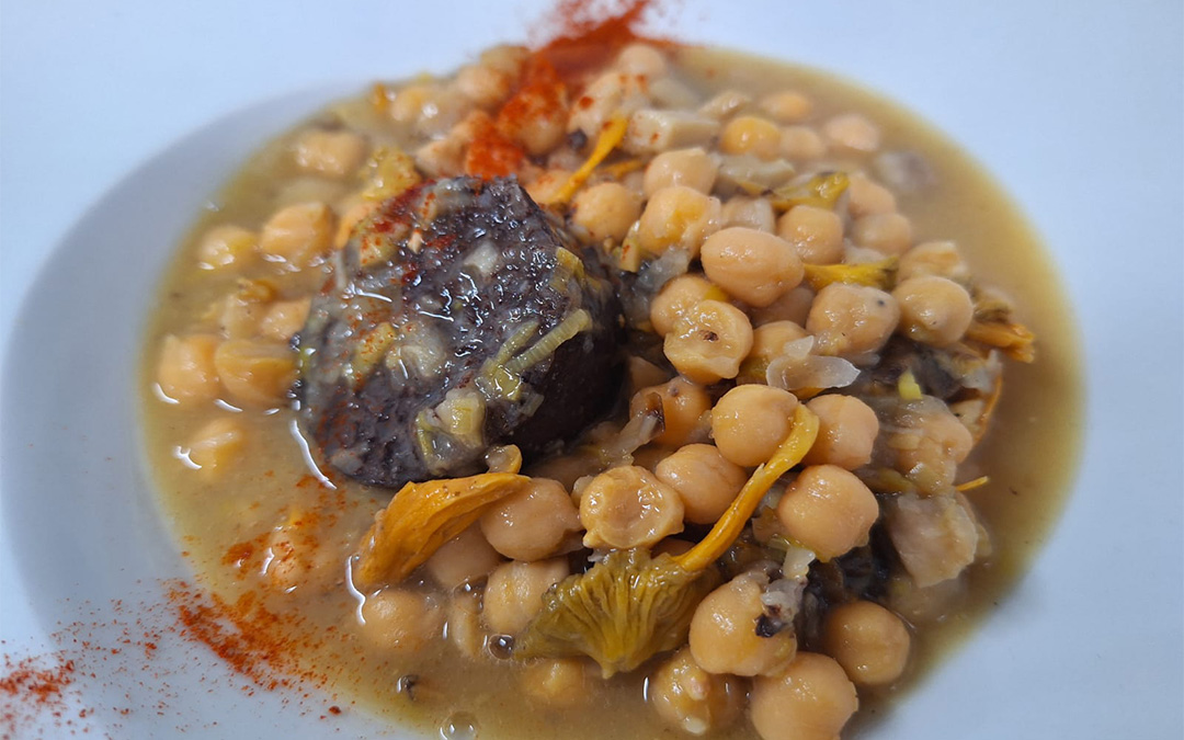 Garbanzos con morcilla y trompetas amarillas./ Manuel Barrau