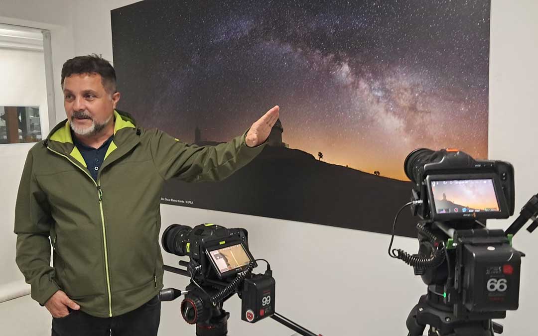 El director José Ángel Guimerá en la entrada del Observatorio Astrofísico de Javalambre / J.A.G.
