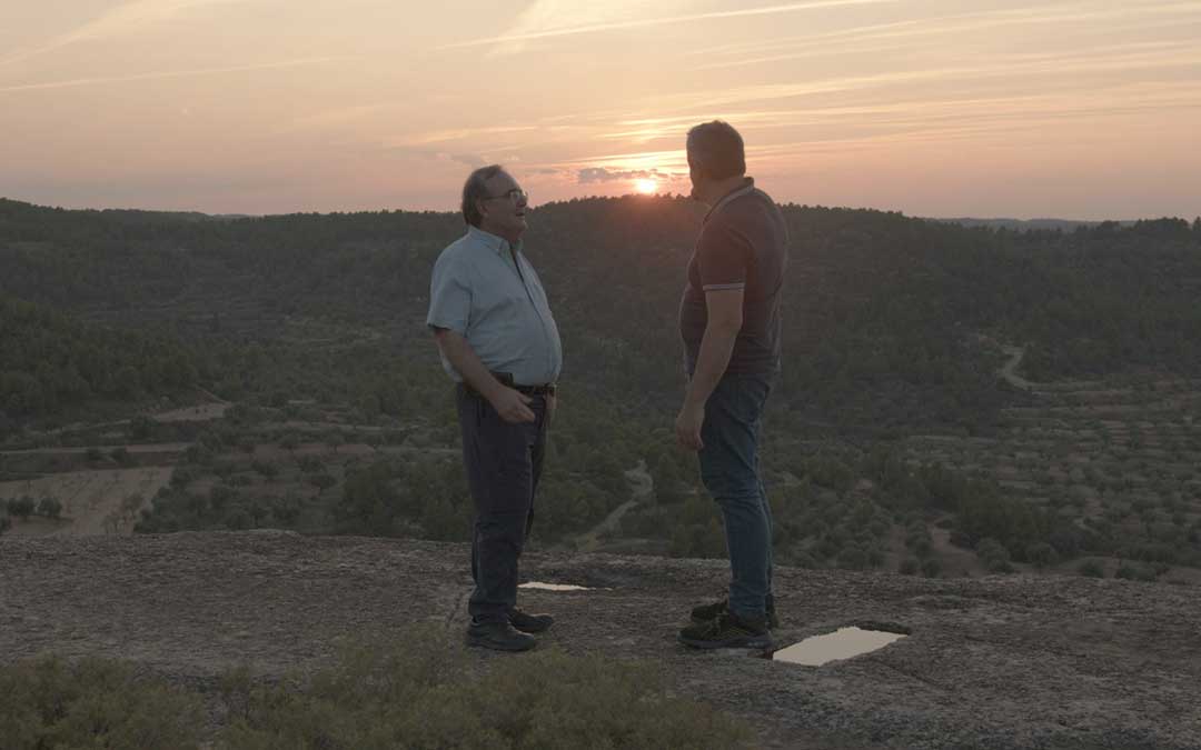 Juan Antonio Belmonte y Jesús Godina en el yacimiento de Santa Bárbara en La Fresneda para el equinoccio de otoño en La Fresneda / J.A.G.