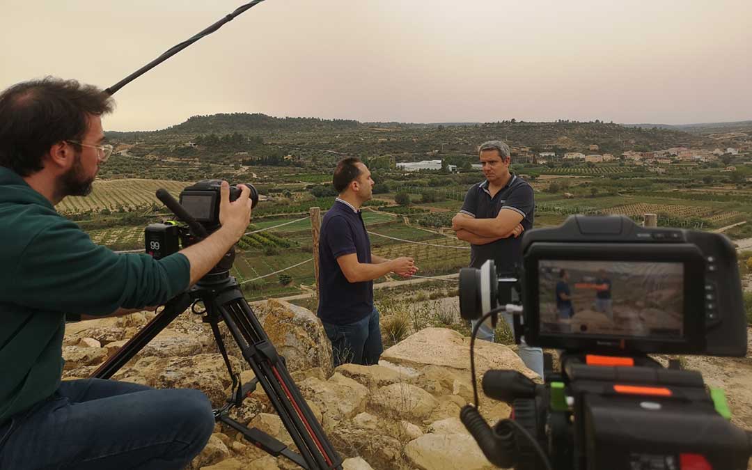Grabando en los túmulos de Mazaleón con Luis Fatás y Jesús Godina. En la cámara, Adrián Barcelona, director de foto / J.A.G.