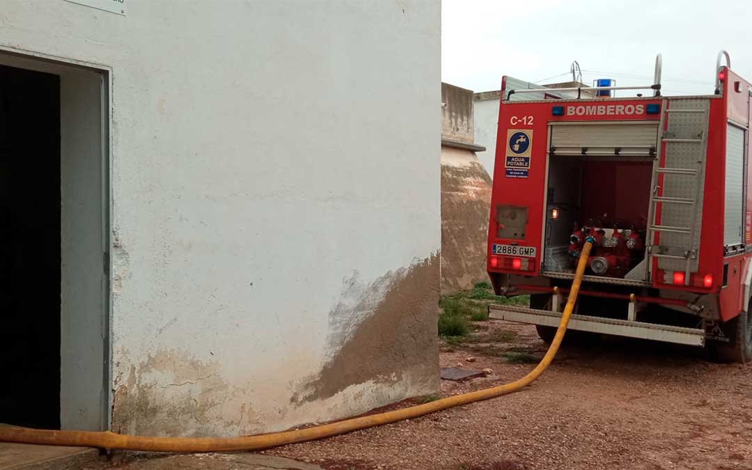 Bomberos de la DPT suministrando agua en Híjar este sábado./ DPT.