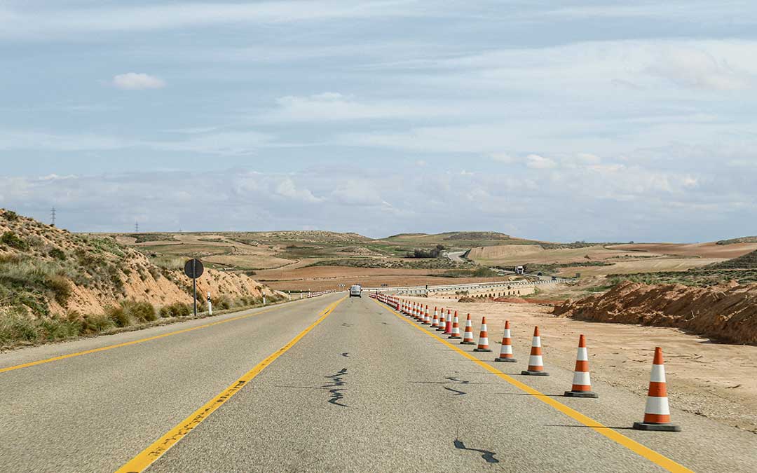 Puesta en marcha de los nuevos carriles por donde podrá entrar la maquinaria para construir el proyecto, en la N-232./ B.S.