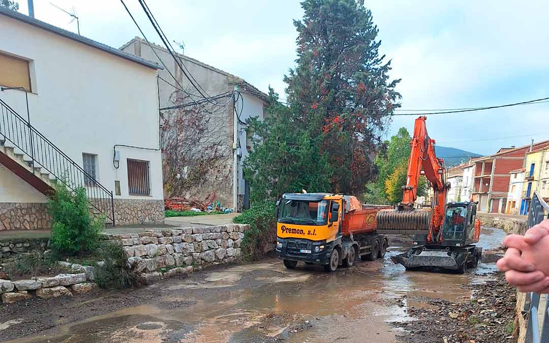 Maquinaria trabajando en La Hoz de La Vieja./Ayuntamiento
