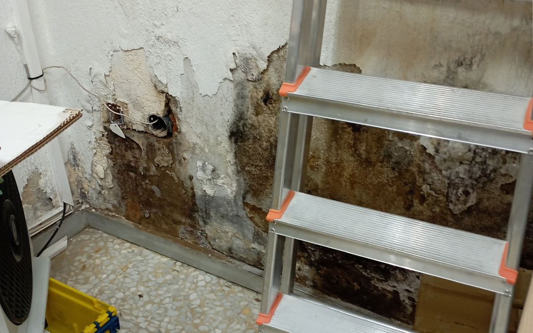 Humedades en la oficina de Correos de Alcorisa./ CSIF