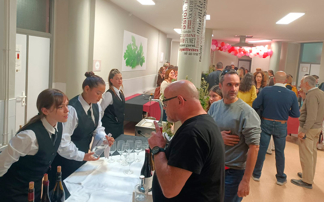 El alumnado del IES Matarraña se encargó de los preparativos y desarrollo del evento que contó con más de 100 asistentes. /IES MATARRAÑA