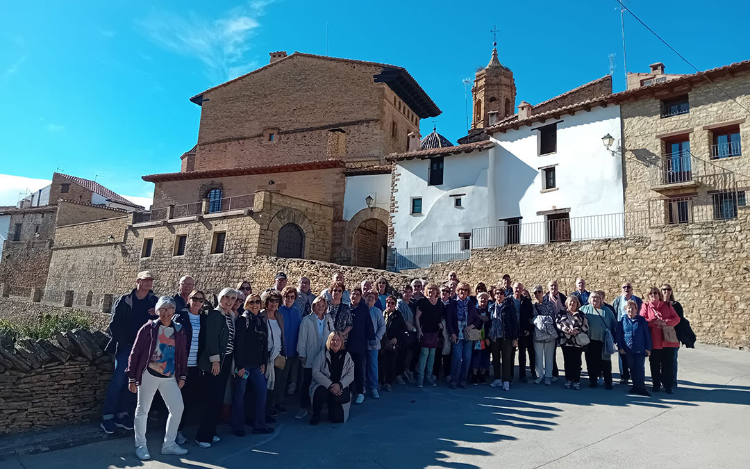 Grupo de turistas en La Iglesuela del Cid./ Turismo Iglesuela