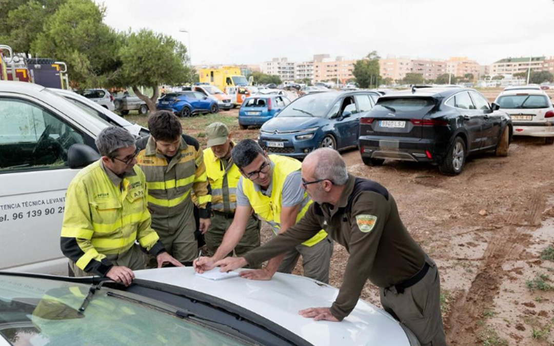 Miembros integrantes del convoy aragonés con técnicos y APNs de apoyo estudiando la situación./ DGA