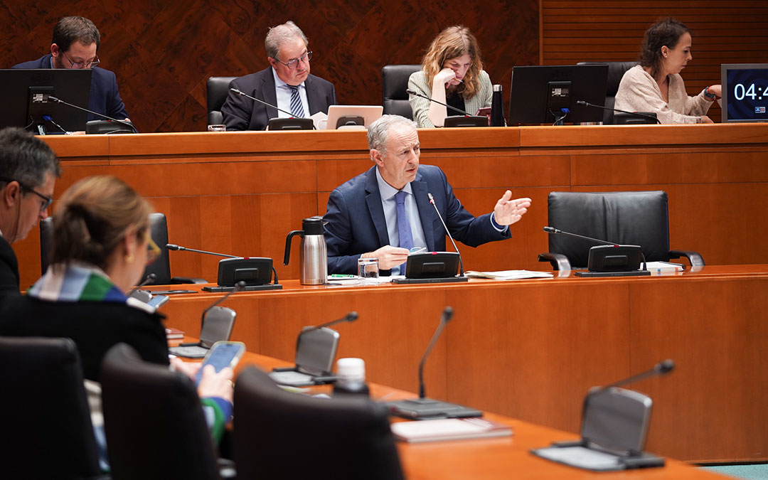 Comparecencia del director del Instituto Aragonés del Agua (IAA), Luis Estaún, en la Comisión de Medio Ambiente. / Cortes de Aragón
