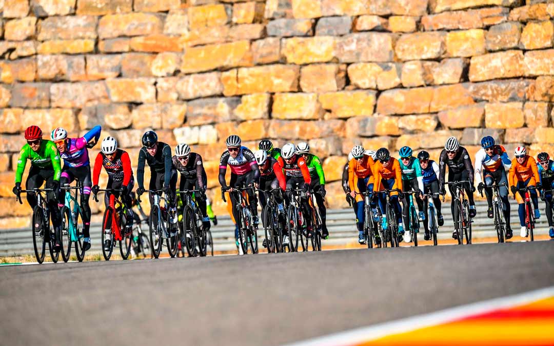 Algunos participantes de La Invernal 2024 durante la prueba de ciclismo./ Motorland