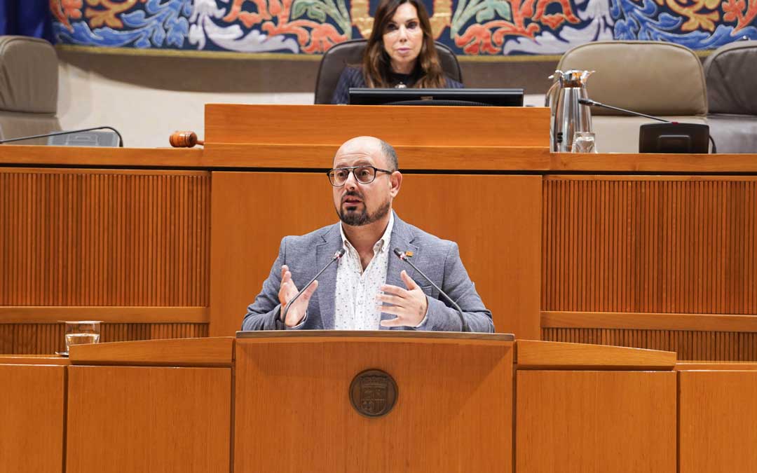 Alberto Izquierdo durante su intervención este jueves en las Cortes./ PAR