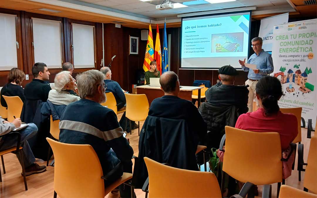 El responsable de la OTC, Javier Hernández, en otra de las charlas que se han ofrecido en el territorio./ L.C.