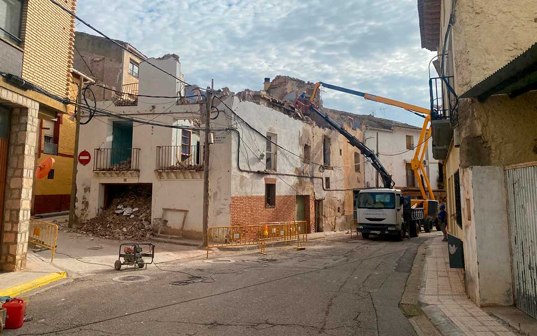 Avances en el derribo del edificio ya en los primeros días de trabajos en la céntrica calle que tendrá otra plaza. / Ayto. La Puebla
