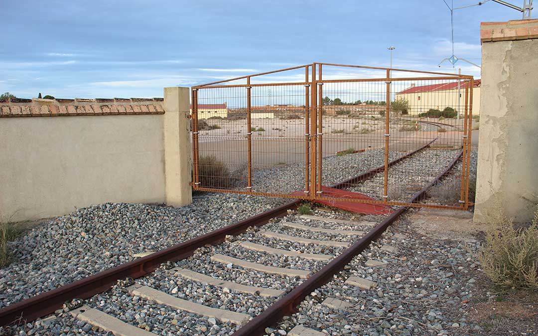 Salida del ramal desde la estación de La Puebla en dirección al polígono. Está en desuso pero se puede reactivar. / B. Severino