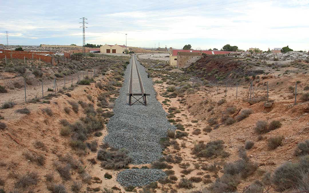 Final de los primeros 450 metros del ramal del cargadero. Los almacenes son de la extinta Azucarera, para cuyo desarrollo fue crucial el ferrocarril. / B. Severino
