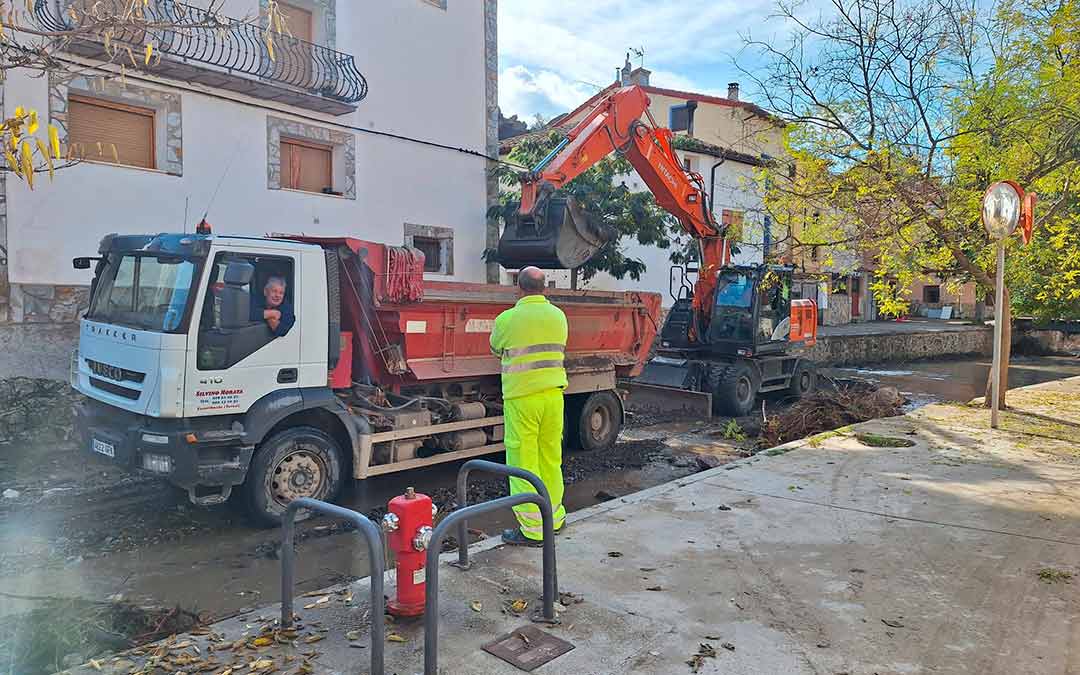 Continúan las labores en La Hoz de La Vieja tras el paso de la riada hace una semana./Ayuntamiento