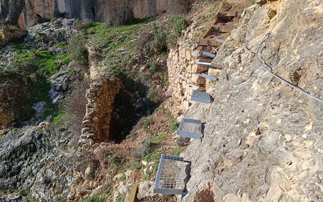 Se han colocado escalones para acceder a la cima / Explorador de Proximidad