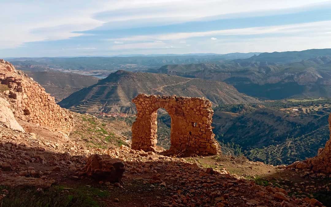 Una pared es lo que queda del convento, que ofrece unas grandes vistas a las sierras / A. Hernández