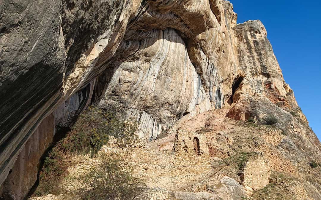 El primer convento de los monjes servitas en España se construyó en el interior de una cueva en Ladruñán /Facebook Explorador de Proximidad