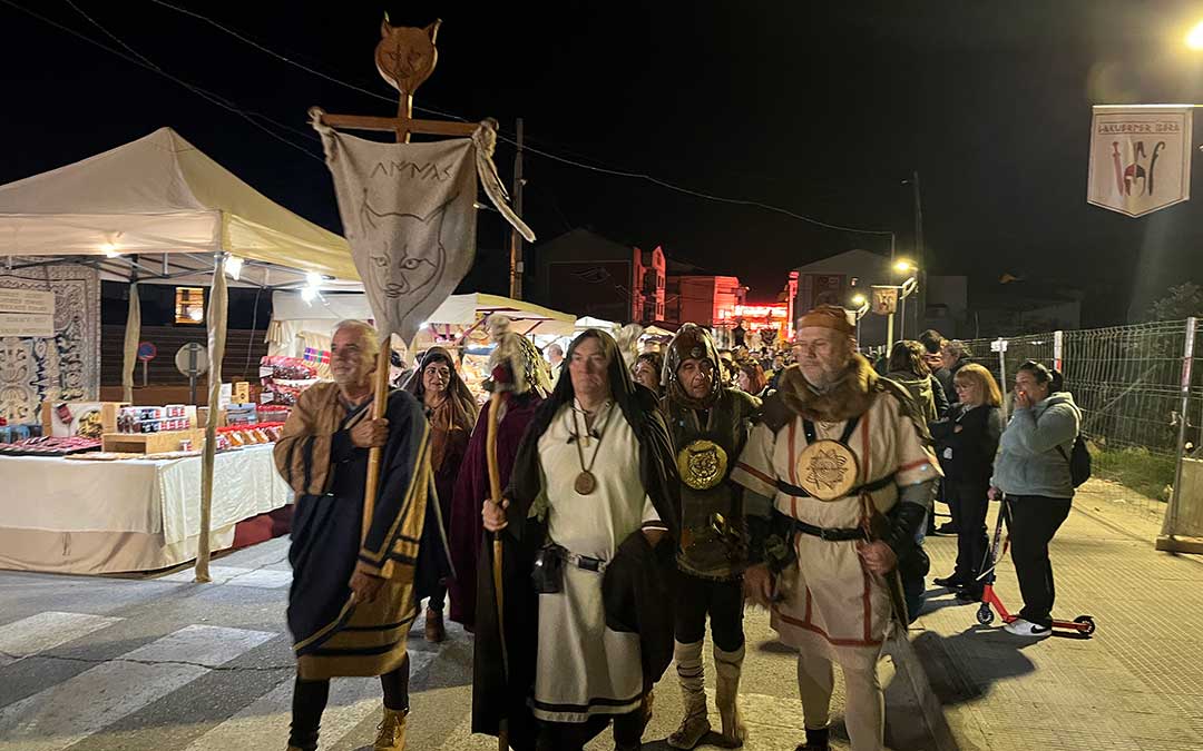 Desfile hasta el poblado / L. Castel