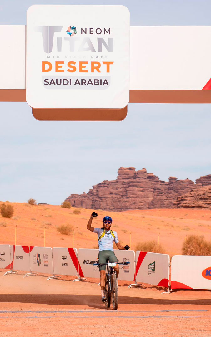El deportista de Puigmoreno celebrando la llegada a meta en esta edición de la Titan Desert./ Jorge Lamiel