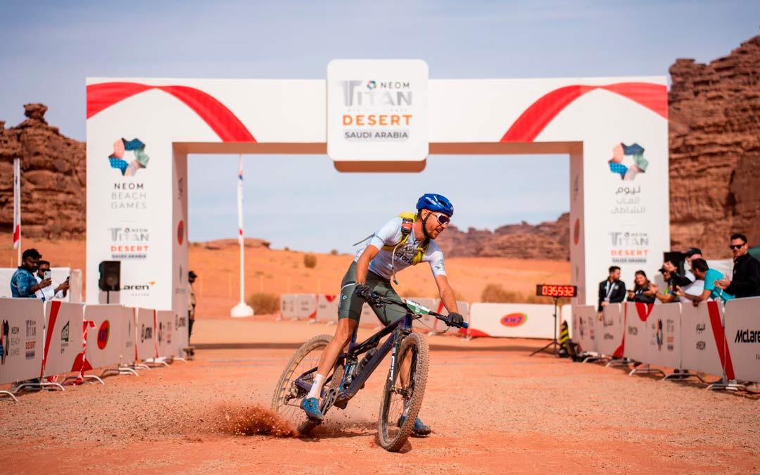 Jorge Lamiel llegando a la meta en la Titan Desert Arabia 2024/. Jorge Lamiel
