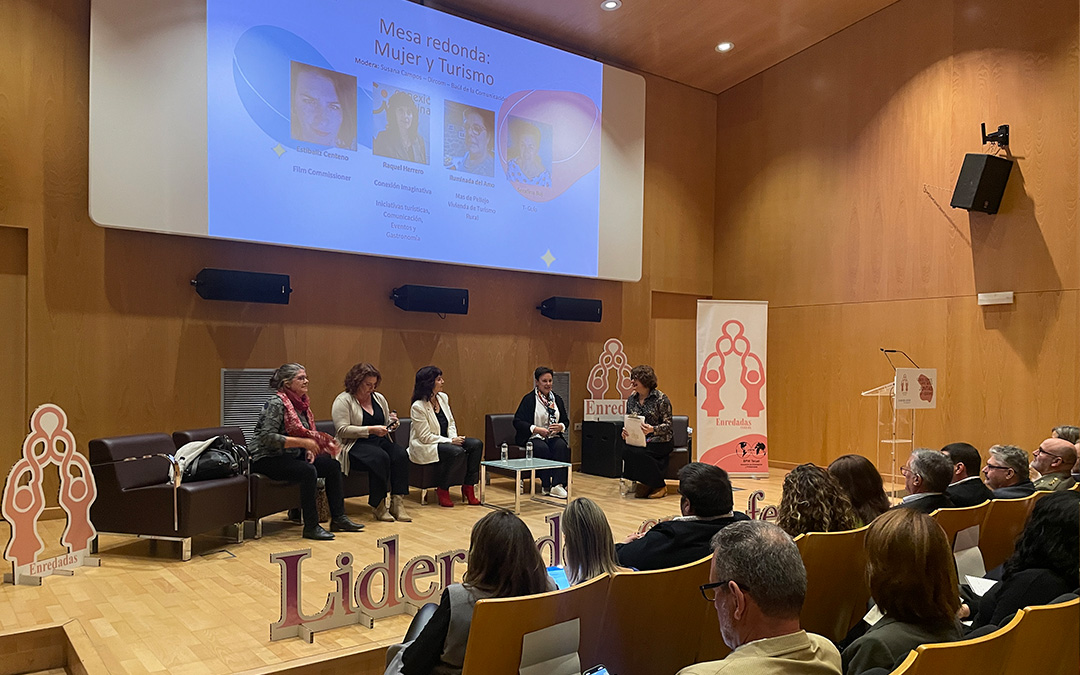 La primera mesa redonda abordó el emprendimiento en el sector turístico./ S.F.