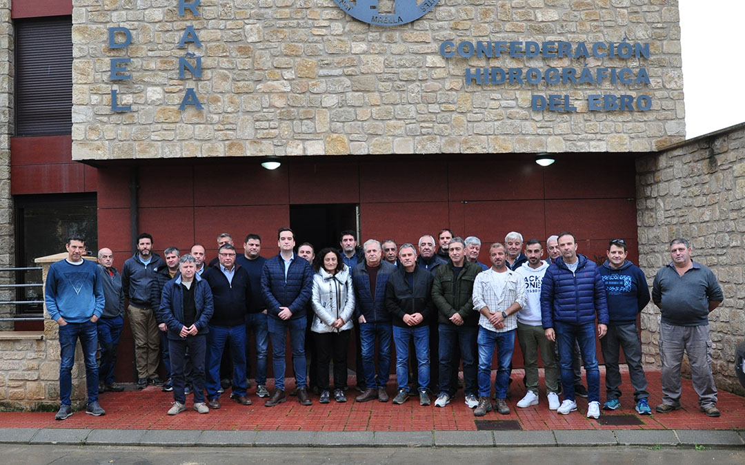 Foto de familia de alcaldes y regantes en la Casa del Matarraña y que han exigido rapidez para reparar los daños./ J.L.