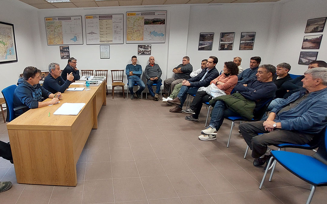 Reunión de urgencia convocada en la sede del Sindicato Central de Regantes del Matarraña, situada en Maella./ J.L.