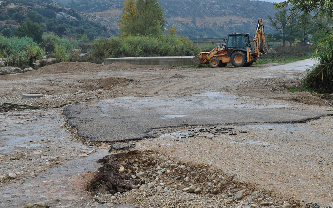 En Mazaleón continúan los trabajos de reparación de caminos./ J.L.