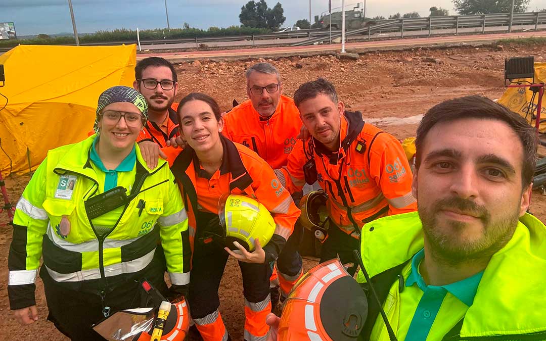 El médico del 061 en la base de Alcañiz, Joao Silva, junto a sus compañeros sanitarios en el Puesto de Mando Avanzado de Aragón en Catarroja / J.S.