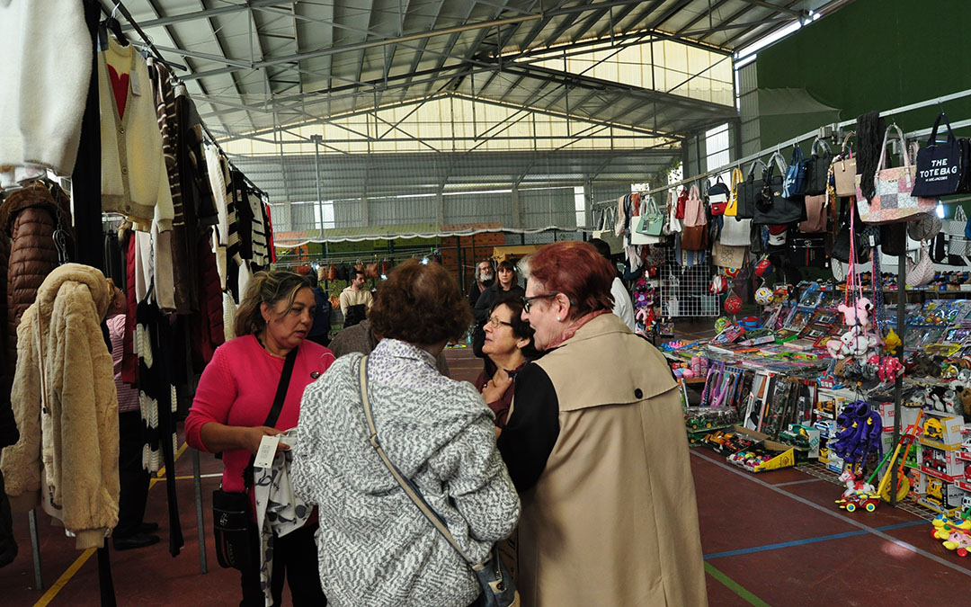 Debido a la situación meteorológica muchos stands se reubicaron en el pabellón deportivo./ J.L.
