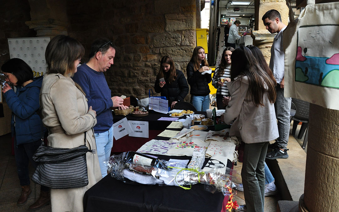 La plaza del Ayuntamiento ha sido protagonista de muchos de los stands de alimentación./ J.L.
