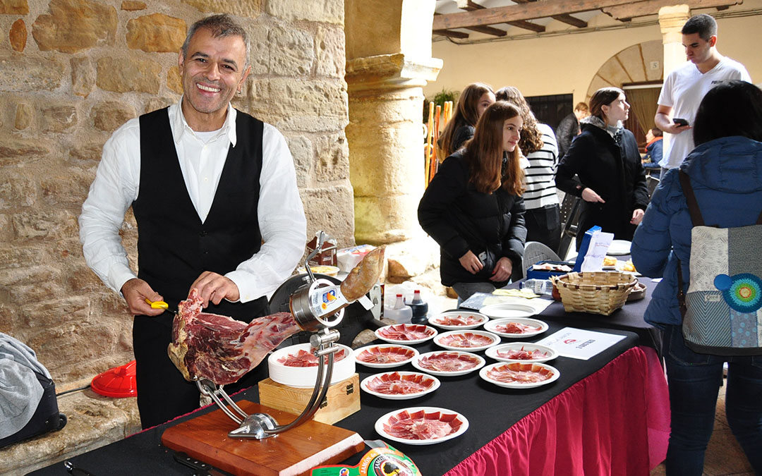 El cortador de Jamón de Teruel, Fernando Guarc, ha sido uno de los protagonistas./ J.L.