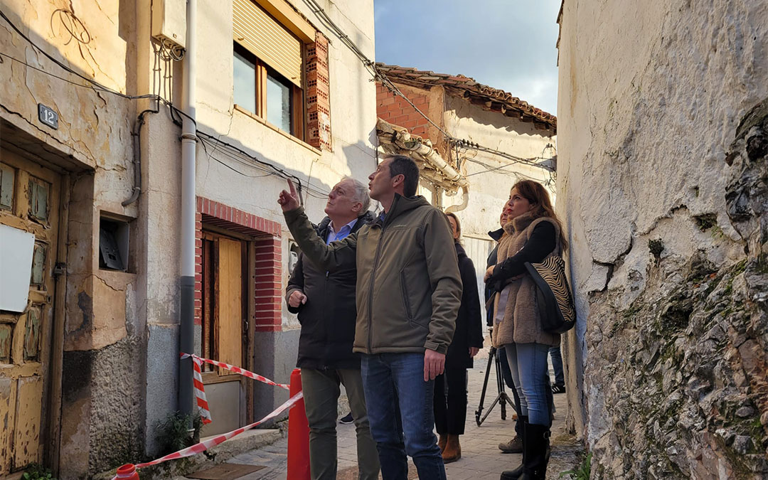 El consejero Octavio López y el alcalde de Montalbán, Carlos Sánchez Boix, visitan una de las casas afectadas por la DANA que se derribará./ DGA
