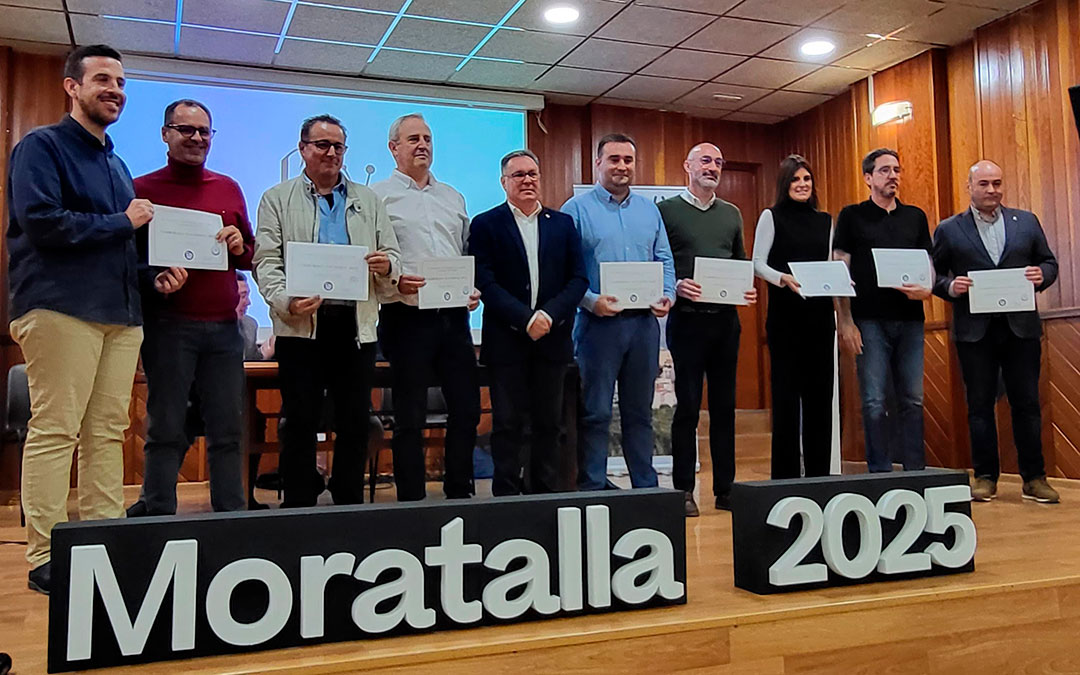 Los alcaldes de las localidades que acogerán las Jornadas en los próximos nueve años tras recibir sus diplomas de la Junta del Consorcio. / L.C.