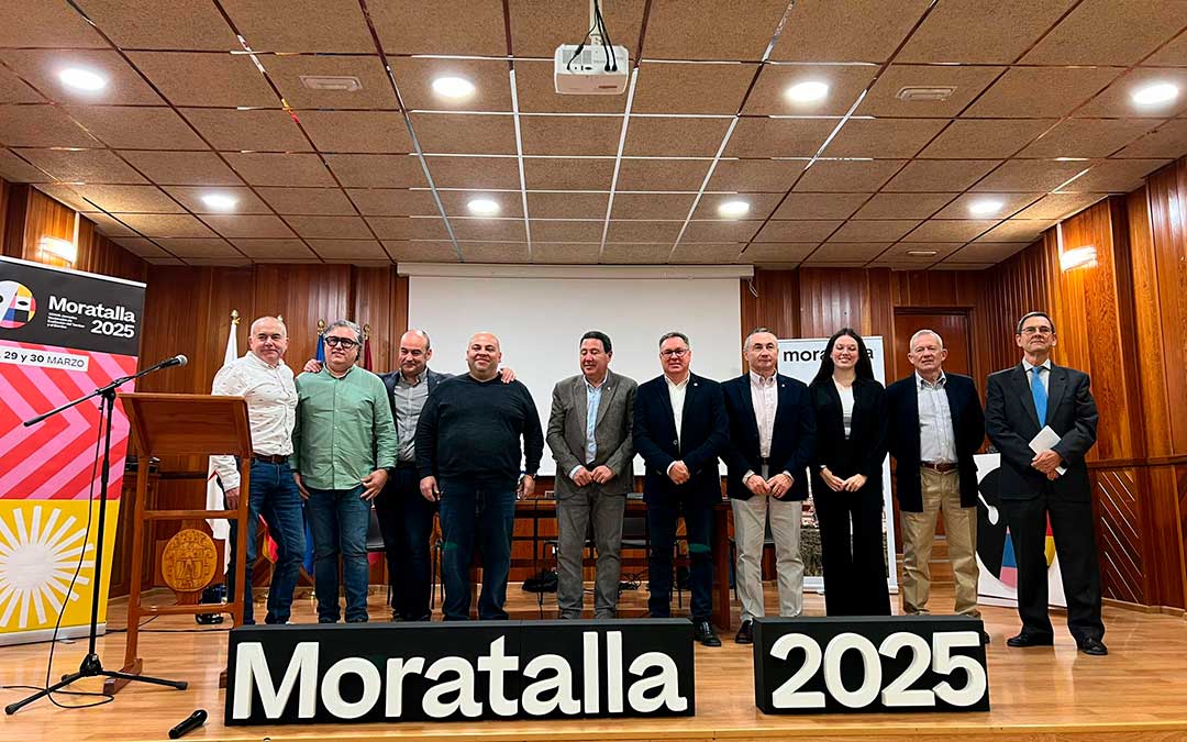 La nueva junta del Consorcio con Paco Pastor en la presidencia. Carlos Gómez, de Albalate, (4º por la izquierda) es el nuevo coordinador territorial. / L.C.