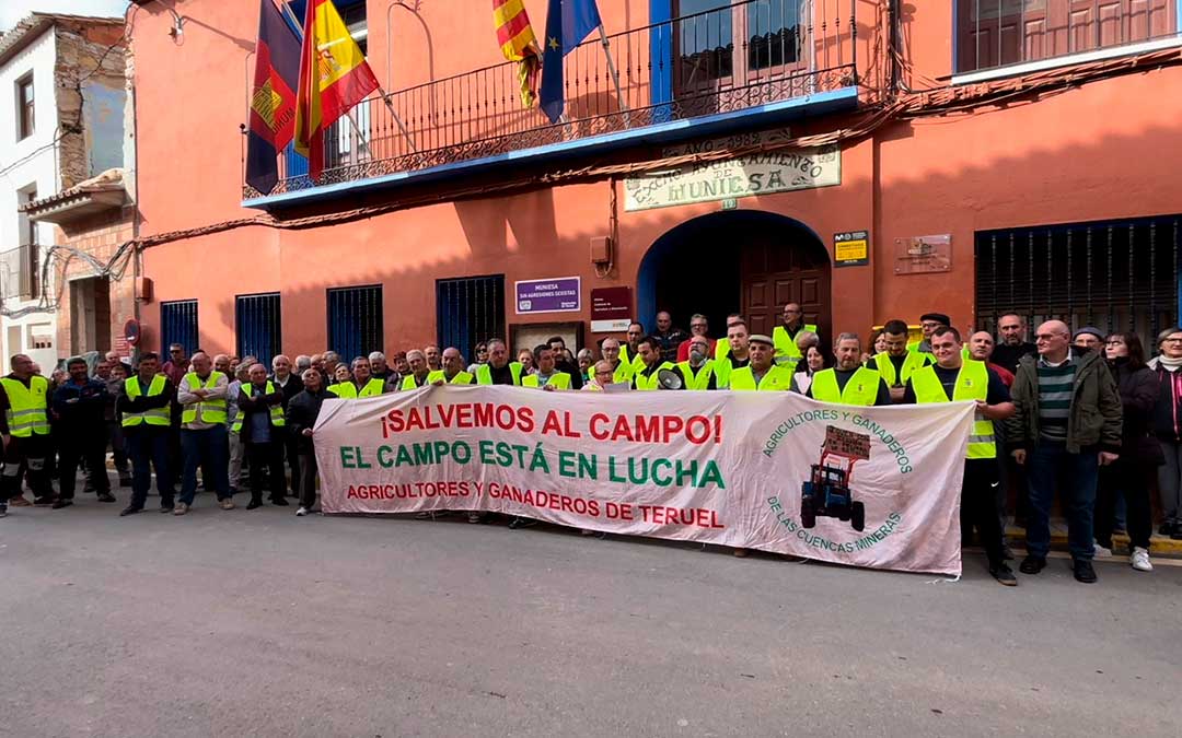 Concentración de agricultores, ganaderos y vecinos ayer en Muniesa para denunciar «el desmantelamiento» de la oficina agrícola./ L.C.