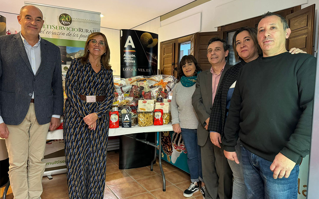 Entrega del supercarro de 'Aragón Alimentos Nobles' en el multiservicio de Nogueruelas./ Cámara de Comercio de Teruel