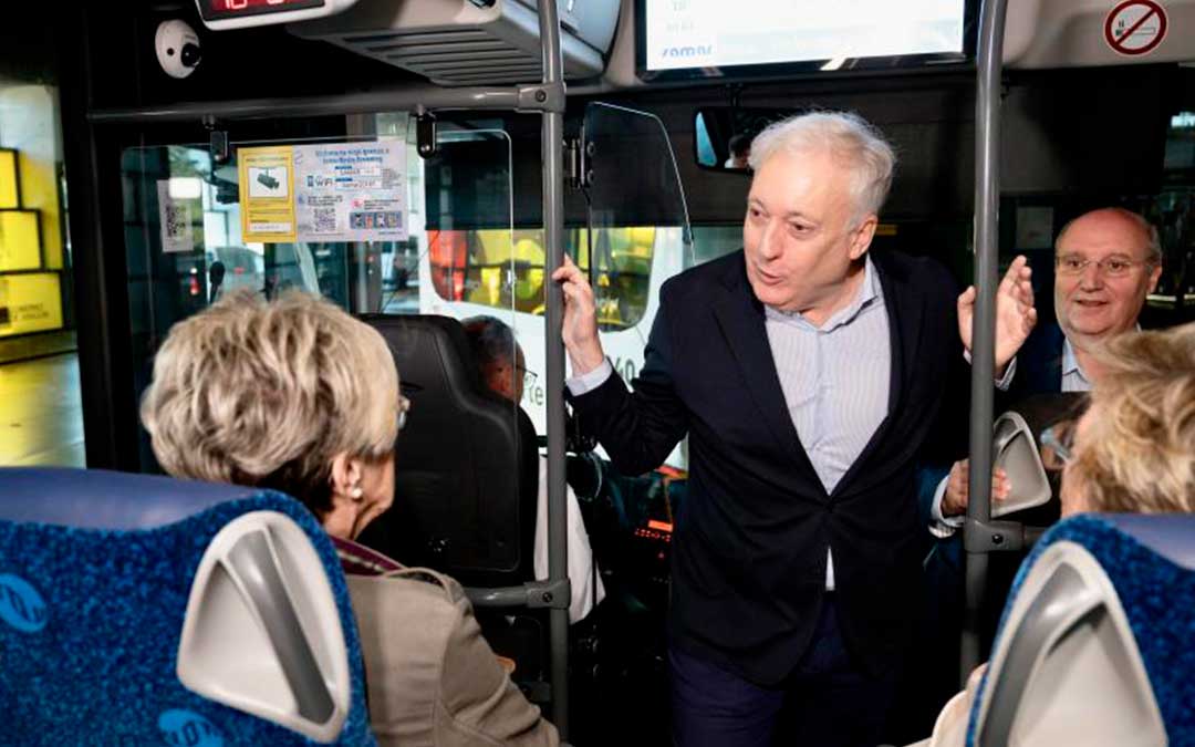 El consejero de Transportes, Octavio López, inauguró el nuevo mapa concesional de autobuses por carretera, este pasado 9 de septiembre./ DGA.