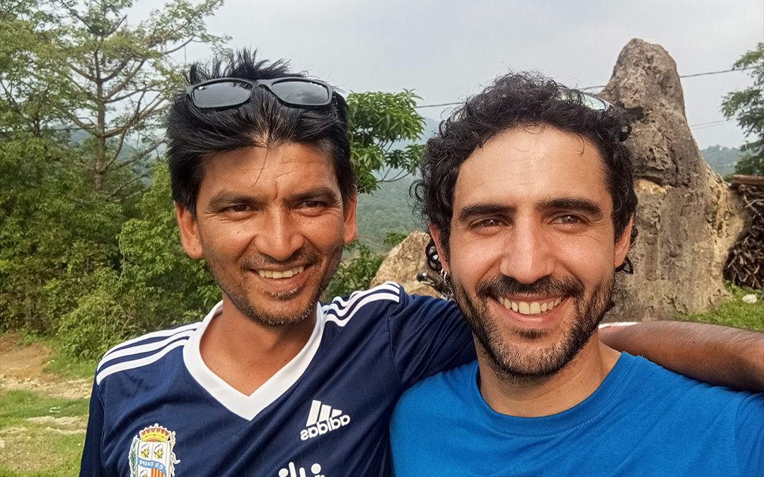 Óscar Cubero (dcha.) con su amigo Dil Baniya en Nepal./ O.C.