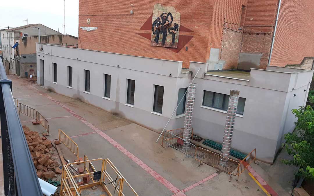 Los pilares muestran la futura pasarela que volverá a unir el Focar con la plaza de la Iglesia / La Comarca