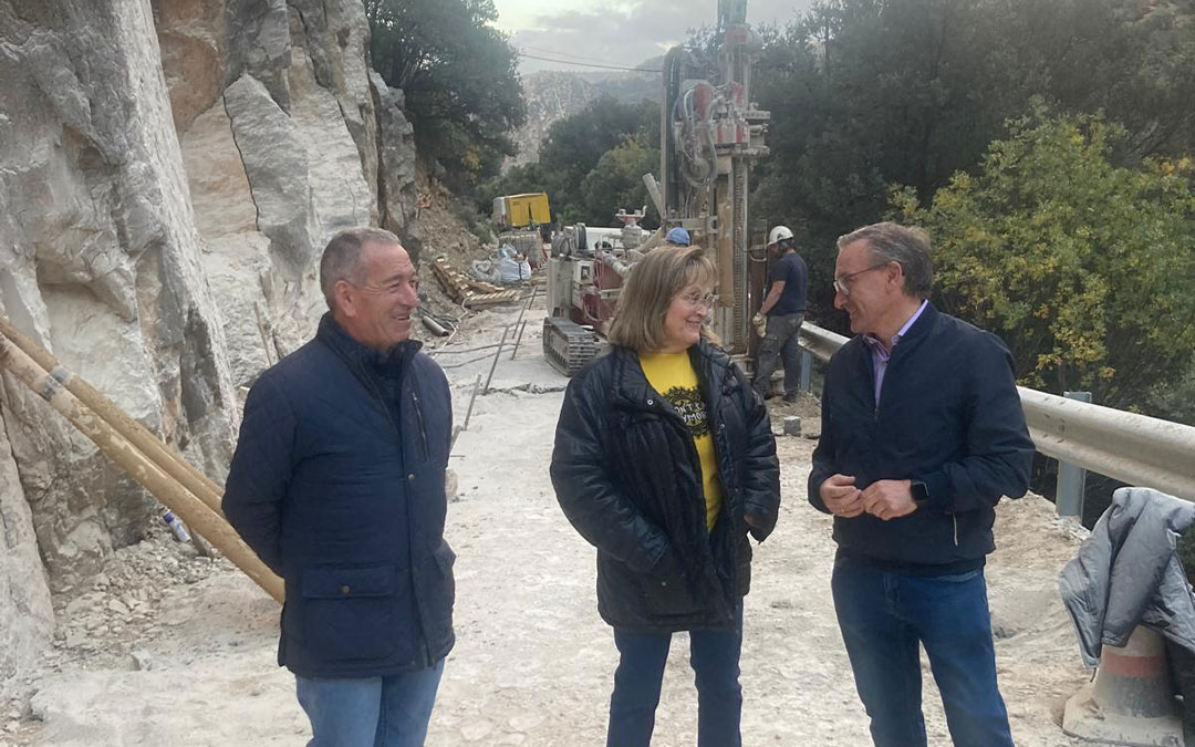 Visita del presidente Joaquín Juste, el diputado delegado del Servicio de Vías y Obras Francisco Narro, y de la alcaldesa de Pitarque Rosario García a las obras en el muro de escollera desprendido./ DPT