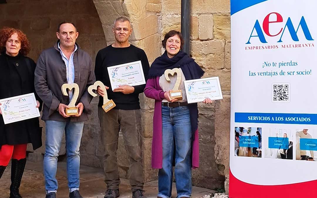 Los galardonados con los Reconocimientos AEM 2024 posan con sus premios en el Santuario Virgen de la Fuente de Peñarroya de Tastavins. De izquierda a derecha: representantes de Áridos Curto, Roquet e Inspira Street Food, reconocidos por su trayectoria, compromiso territorial e innovación respectivamente./ AEM