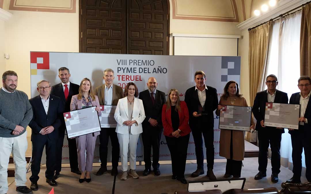Foto de familia de los premiados junto a las autoridades./ Cámara