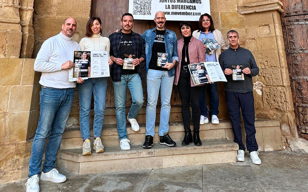 El equipo 'Movember' y parte del Ayuntamiento de Alcañiz junto a los folletos. / Ayto