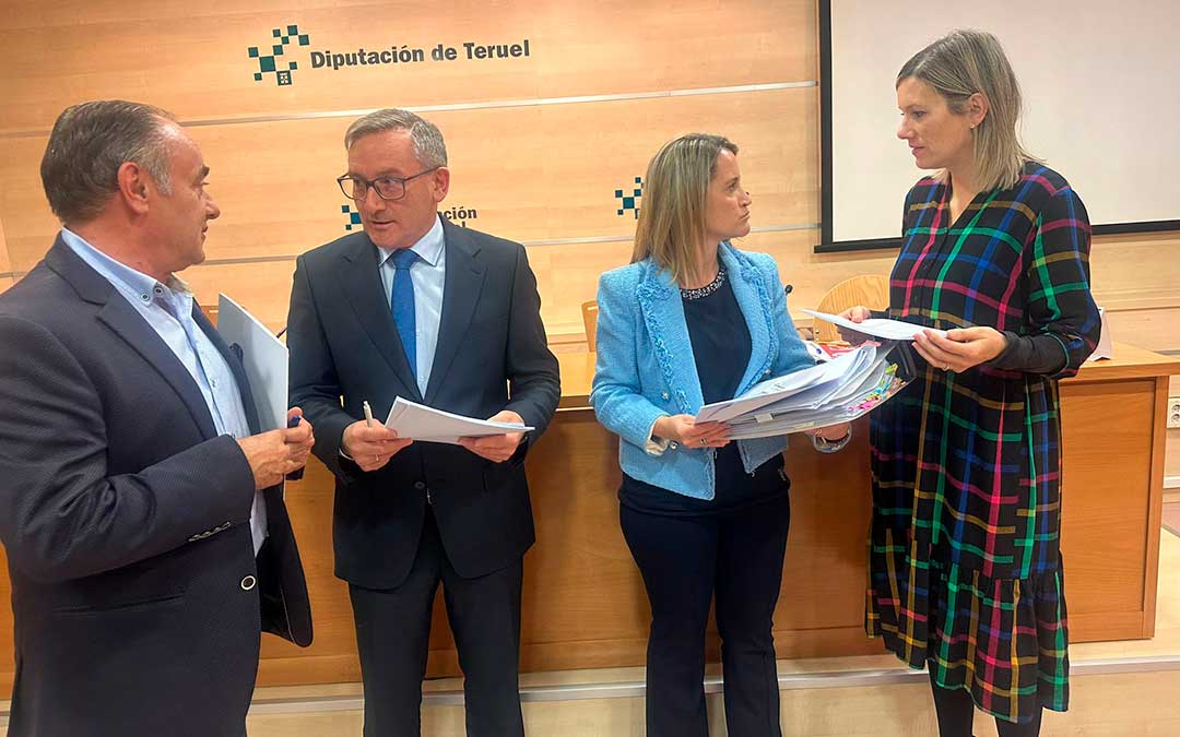 El presidente de la DPT, Joaquín Juste, acompañado por Samper, Martín y Sevilla./ DPT