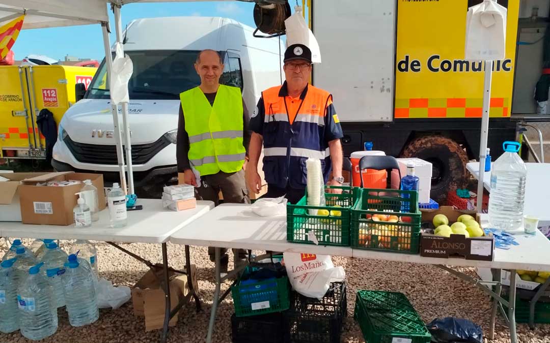 Ángel Gil (Arens de Lledó) y Pedro Albesa (Ráfales), de Protección Civil del Matarraña, trabajando este jueves en Catarroja / La COMARCA