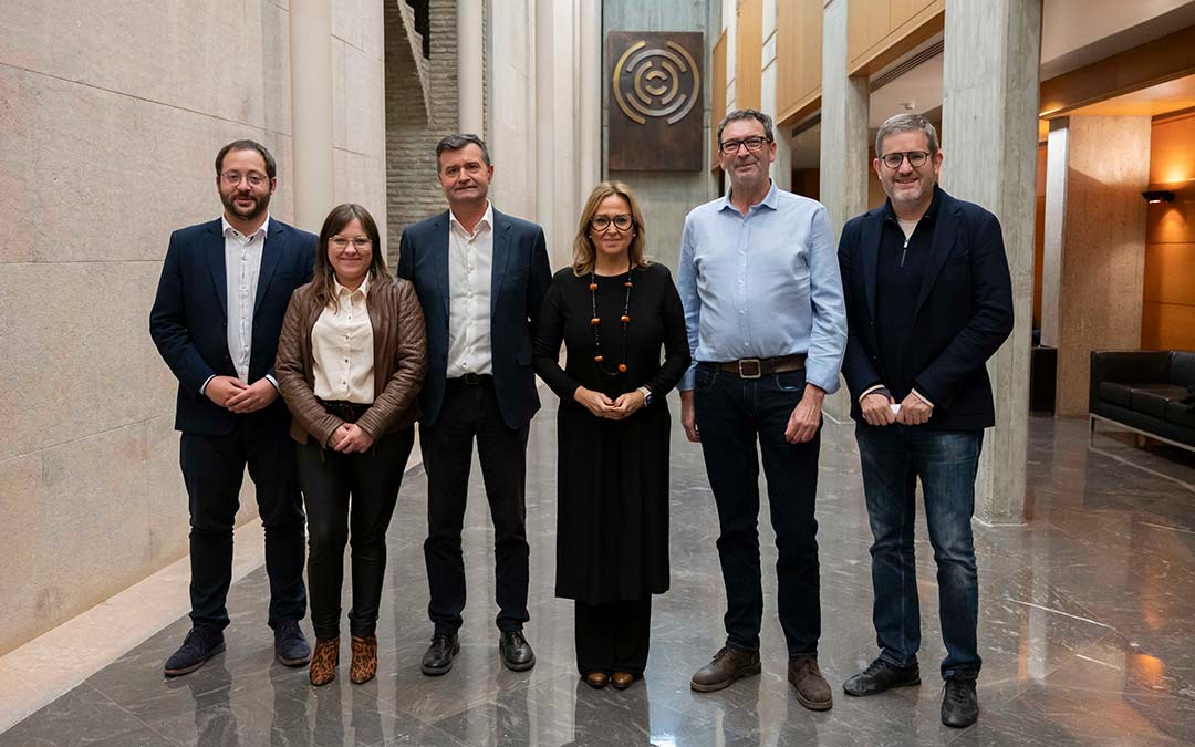 Los diputados autonómicos turolenses del PSOE, Mayte Pérez, Ignacio Urquizu, Mª Carmen Soler y Ángel Peralta junto al alcalde de Andorra Rafael Guía y el ex alcalde de Ariño Joaquín Noé (ambos también diputados provinciales) en las Cortes de Aragón./PSOE